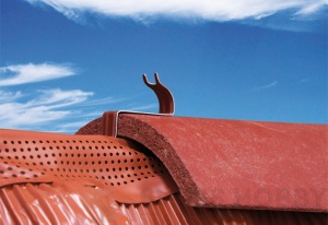 Příchytka hřebenáče pro betonové krytiny - cihlově červená, 50 ks / bal Příchytka hřebenáče pro betonové krytiny - cihlově červená, 50 ks / bal